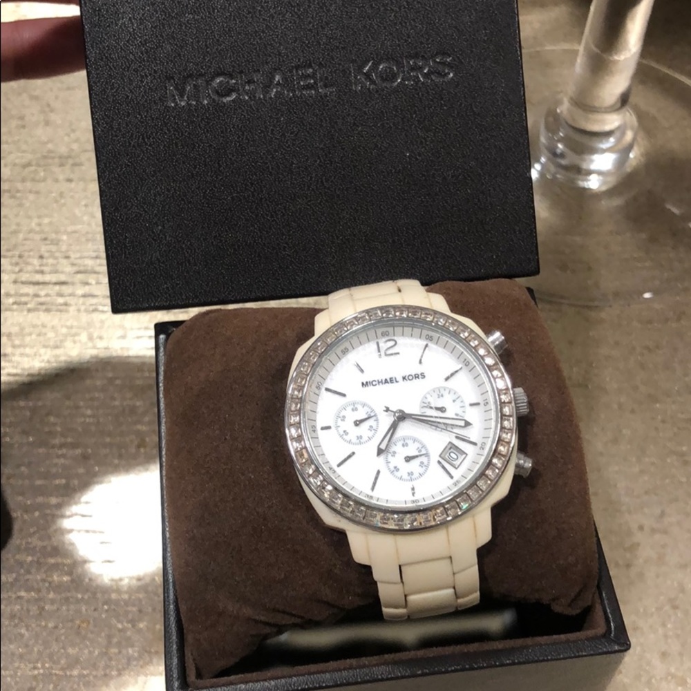 MICHAEL KORS WHITE ACRYLIC SILVER DIAL MK5204